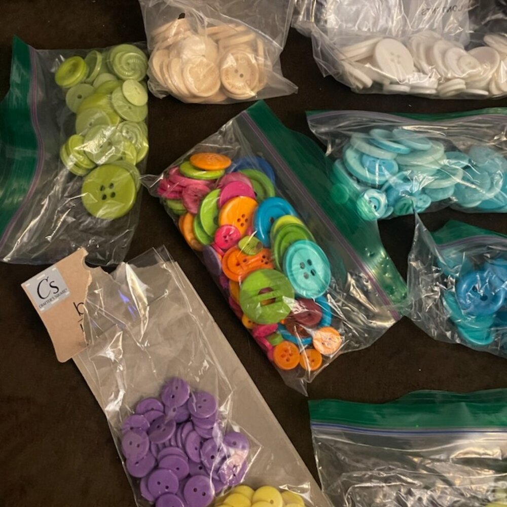 Buttons Assorted - Picture 2 of 3